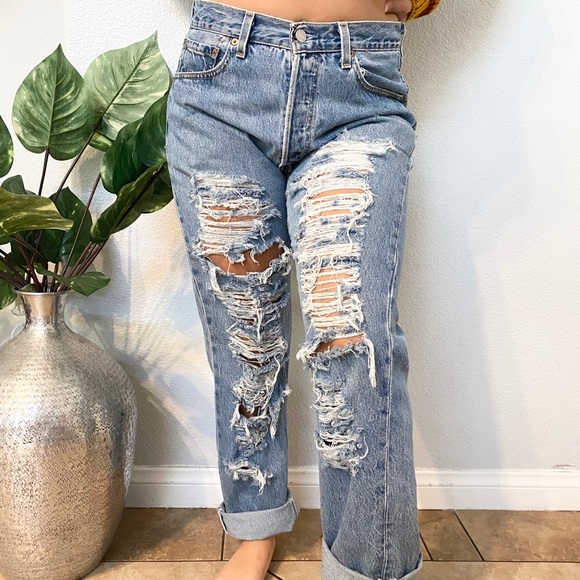 womens levi's ripped jeans